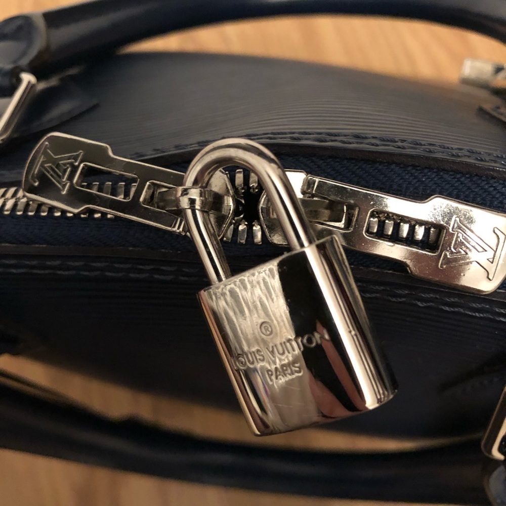 Authentic Louis Vuitton Blue Alma Epi GM - Picture 6 of 8